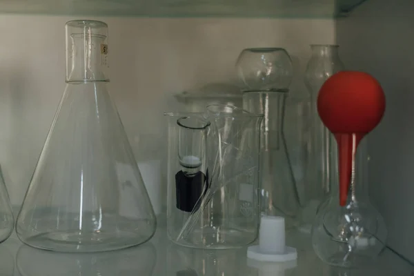 Хімічна лабораторна тара для експериментів науковий тест — стокове фото