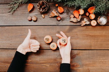 Noel koniler meyve fındık kadın Noel arka plan Christmas eller