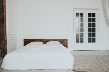 Beyaz yatak odası, sabahları keten rengi dekoru.