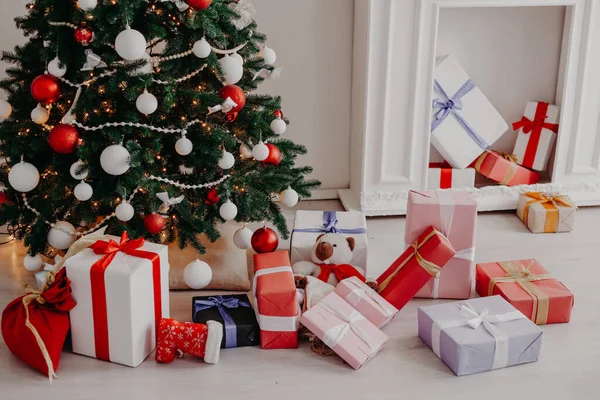Navidad Interior hogar Árbol de Navidad y regalos año nuevo invierno Guirnalda luces —  Fotos de Stock