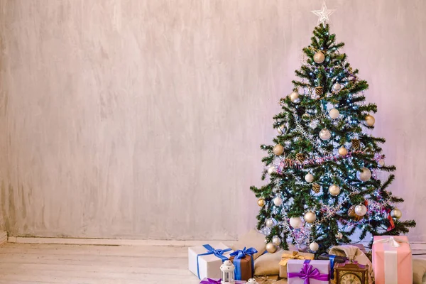 Año nuevo árbol de Navidad invierno vacaciones regalos decoración interior postal —  Fotos de Stock