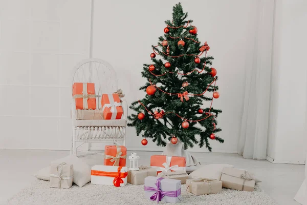 Árvore de Natal ano novo presentes feriado cartão árvore interiores — Fotografia de Stock
