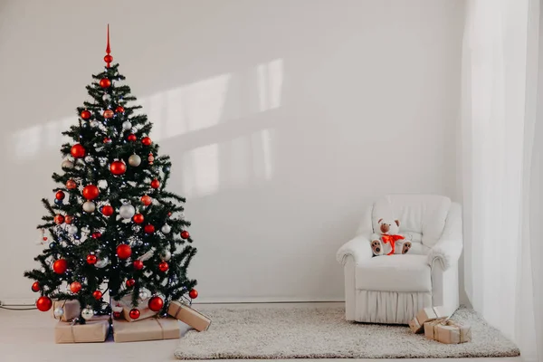 Noel ağacı Noel hediye ile bir beyaz Oda — Stok fotoğraf