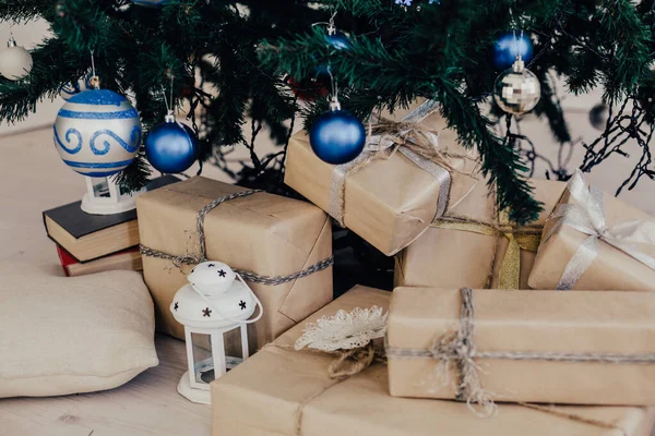 Los regalos de Navidad bajo el árbol de Navidad para el nuevo año —  Fotos de Stock