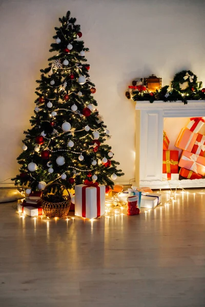 Julgran med presenter, Garland lights nyår semester inredning — Stockfoto