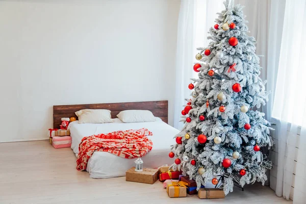 Ano Novo Casa quarto cama árvore de Natal presentes felicidade — Fotografia de Stock