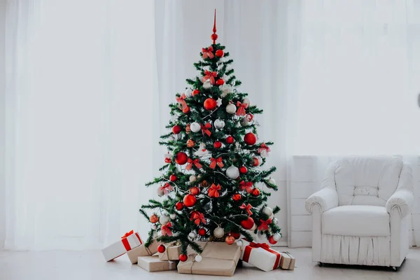 Chambre blanche décorée pour Noël nouveaux cadeaux d'arbre de l'année — Photo