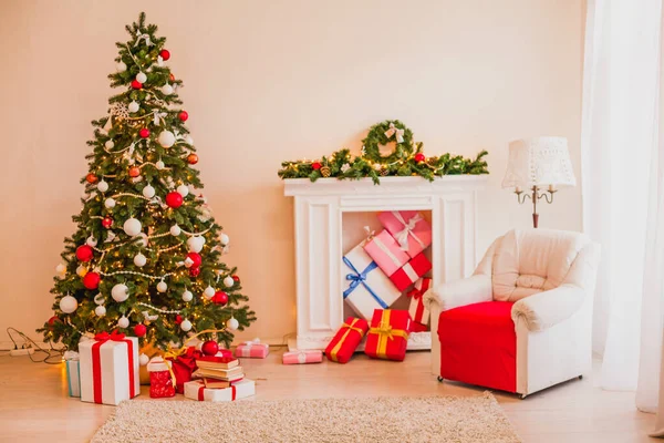 Árvore de Natal luzes de guirlanda ano novo presentes de férias decoração de casa branca — Fotografia de Stock