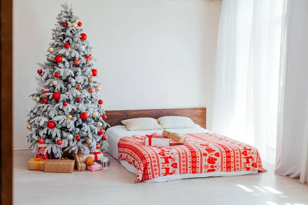 Zimmer Dekor weiß Schlafzimmer mit einem frohen Weihnachten Neujahrsgeschenke — Stockfoto