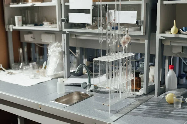 Хімічна лабораторна тара для експериментів хімічна технологія — стокове фото