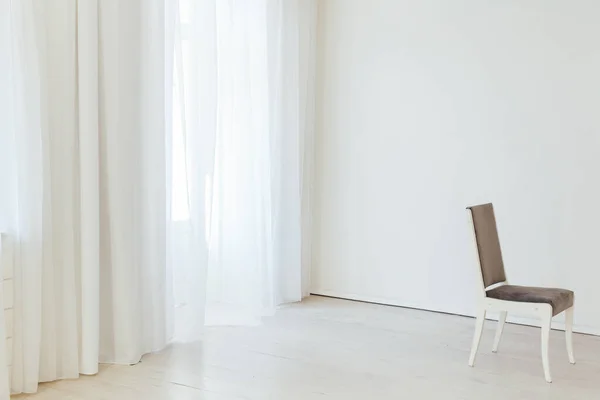 Cadeira cinza fica sozinho na sala branca — Fotografia de Stock