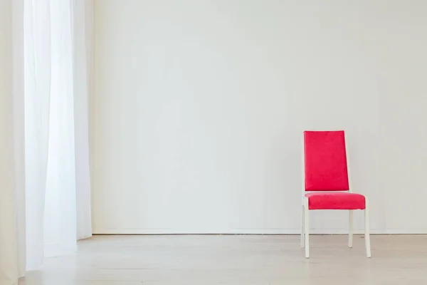 Cadeira rosa fica sozinho na sala branca — Fotografia de Stock