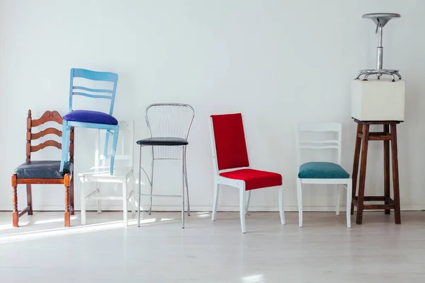 Veel verschillende stoelen staan in de witte kamer — Stockfoto