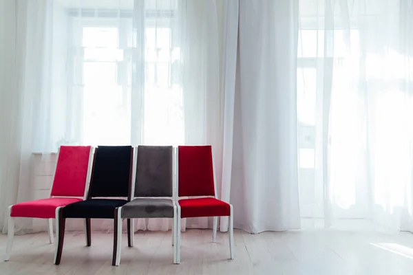 Čtyři židle stojí v prázdném bílém pokoji — Stock fotografie