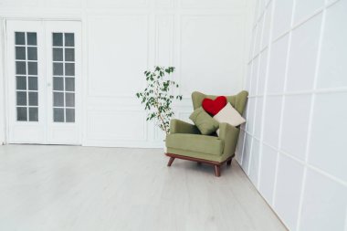 Beyaz oda dekorunun iç kısmında bir sandalye.