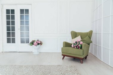 Beyaz oda dekorunun iç kısmında bir sandalye.