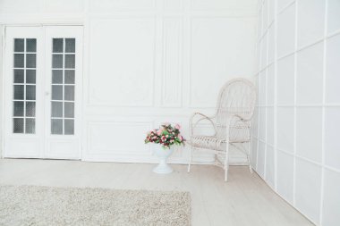 Beyaz oda dekorunun iç kısmında bir sandalye.