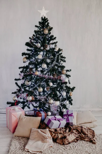 Χριστουγεννιάτικη κάρτα Παραμονή Πρωτοχρονιάς σπίτι Χριστουγεννιάτικο δέντρο παρουσιάζει διακοπές — Φωτογραφία Αρχείου