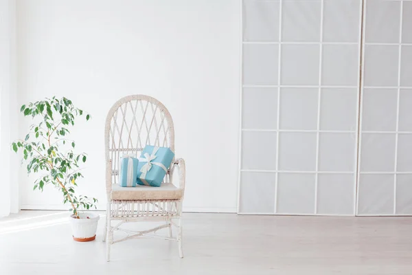 Cadeira vintage com presentes no interior da sala branca — Fotografia de Stock
