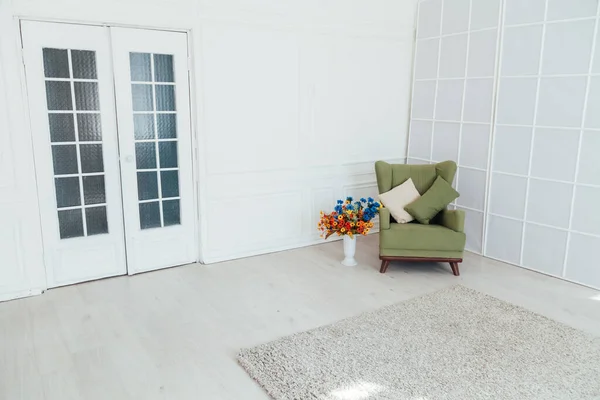 Cadeira no interior da decoração da sala branca da casa — Fotografia de Stock