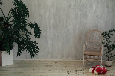 Gri odada çiçekli ve hediyeli beyaz sandalye.