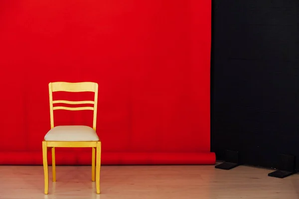 Червоний чорний фон кімнати і золотий стілець — стокове фото