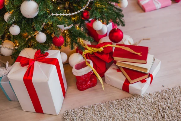 Fondo de Navidad Interior año nuevo árbol regalos postal de invierno —  Fotos de Stock