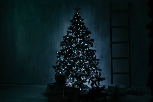 Ano novo Natal árvore inverno férias presentes interior cartão postal decoração inverno — Fotografia de Stock