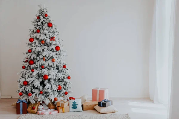 Natal Interior sala branca cartão de saudação ano novo presentes árvore — Fotografia de Stock