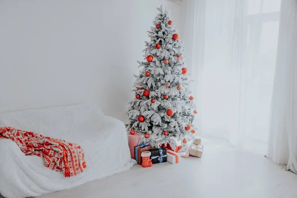 Yeni yıl Noel Evi İçi Beyaz Noel ağacı ışıkları parıldıyor — Stok fotoğraf