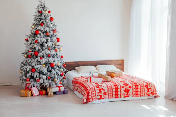 Weihnachtsbaum im Schlafzimmer mit Bettbeleuchtung Neujahr Weihnachtsgeschenke Girlande — Stockfoto