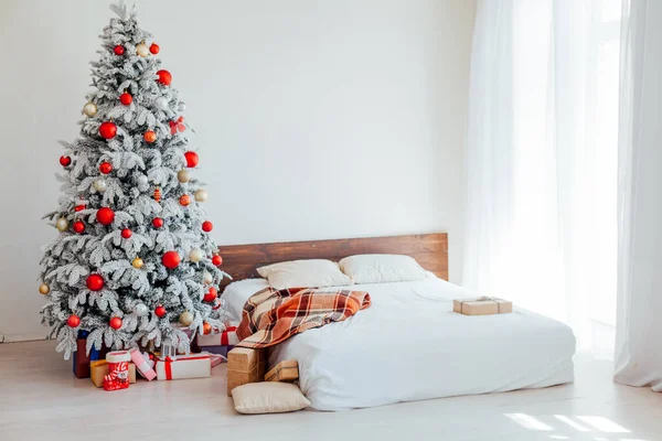 Weihnachten Interieur Schlafzimmer mit einem Baum mit Lichterketten Neujahrsgeschenke — Stockfoto