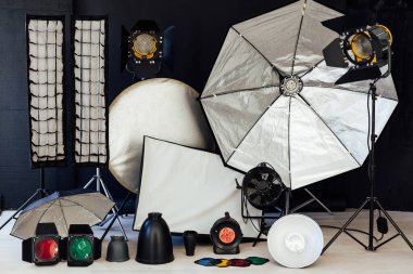 Fotoğraf stüdyosu aksesuarları fotoğrafçının iç beyaz arka planı