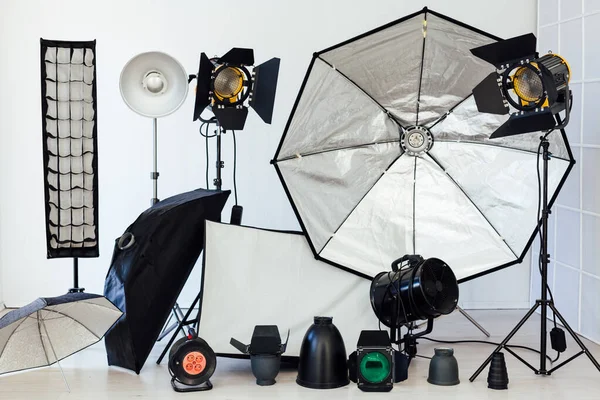 Foto studio accessoires fotograaf interieur witte achtergrond — Stockfoto