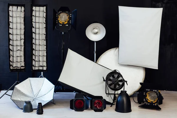 Foto studio accessoires fotograaf interieur witte achtergrond — Stockfoto