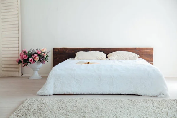 Dormitorio blanco interiores luminosos con decoración de cama — Foto de Stock