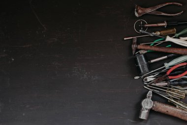 Karanlık bir arkaplan karşısında çalışmak ve onarmak için eski araçlar