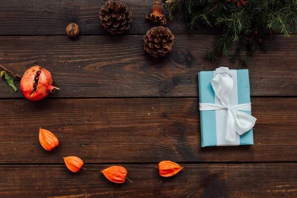 Kerstmis achtergrond met geschenken en kerstboom Thee beker fruit — Stockfoto