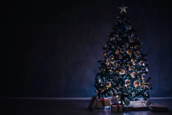 Choinka z girlandy świateł w domu na Boże Narodzenie — Zdjęcie stockowe