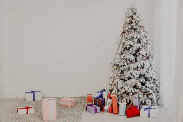 Χριστουγεννιάτικο δέντρο διακόσμηση εσωτερικών λευκό δωμάτιο νέο έτος δώρα διακοπών — Φωτογραφία Αρχείου