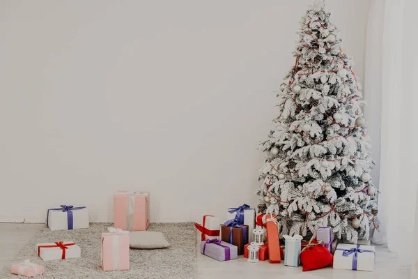 Interior com árvore de Natal branca para o ano novo com presentes para o feriado — Fotografia de Stock