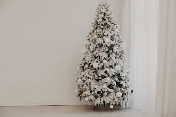 クリスマスツリー新年の白い部屋の贈り物サンタ — ストック写真