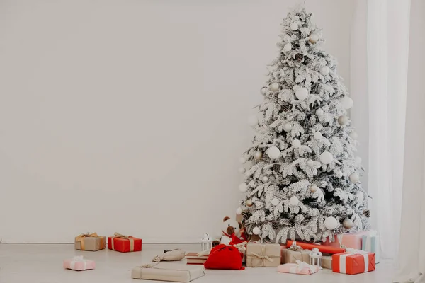 Χριστουγεννιάτικο δέντρο με δώρα στο λευκό δωμάτιο του νέου έτους Santa — Φωτογραφία Αρχείου