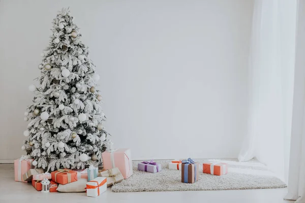 Árvore de Natal cartão de Natal com feriado presentes 2020 — Fotografia de Stock