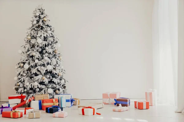 Χριστουγεννιάτικη κάρτα Χριστουγεννιάτικο δέντρο με δώρα διακοπών 2020 — Φωτογραφία Αρχείου