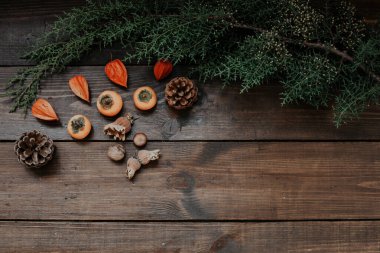 Yılbaşı ağacı Noel süslemelerini sunar.