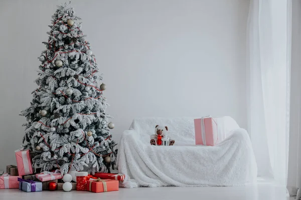 Noel ağacıyla hediyeler, yeni yılın beyaz oda kanepesi. — Stok fotoğraf