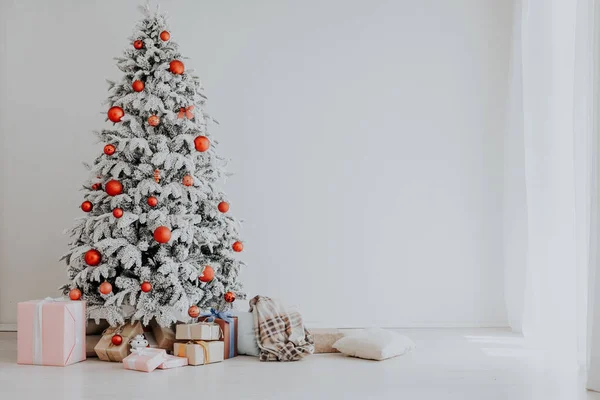 Arbre de Noël dans une chambre blanche avec des cadeaux en hiver — Photo