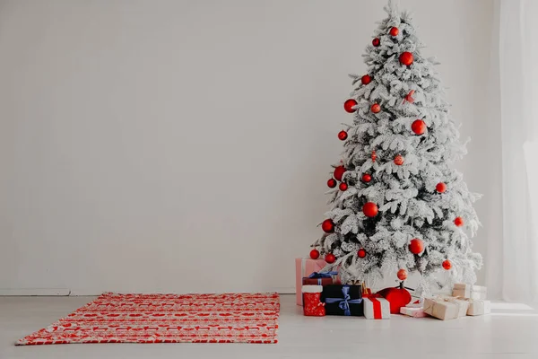 Zimowe prezenty na wakacje nowy rok Christmas Tree House wnętrza wystrój — Zdjęcie stockowe