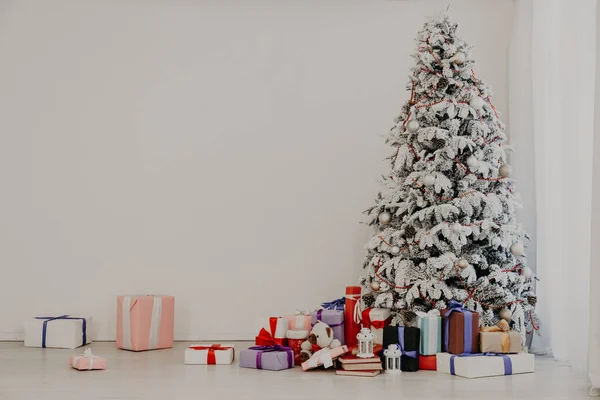 Εσωτερικό με λευκό χριστουγεννιάτικο δέντρο για το νέο έτος με δώρα για τις διακοπές — Φωτογραφία Αρχείου
